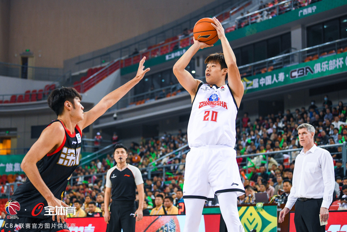 ag体育注册-赛前深圳男篮备战CBA季后赛，单刀错失细节曝光，态度坚定，阵容厚度经受考验