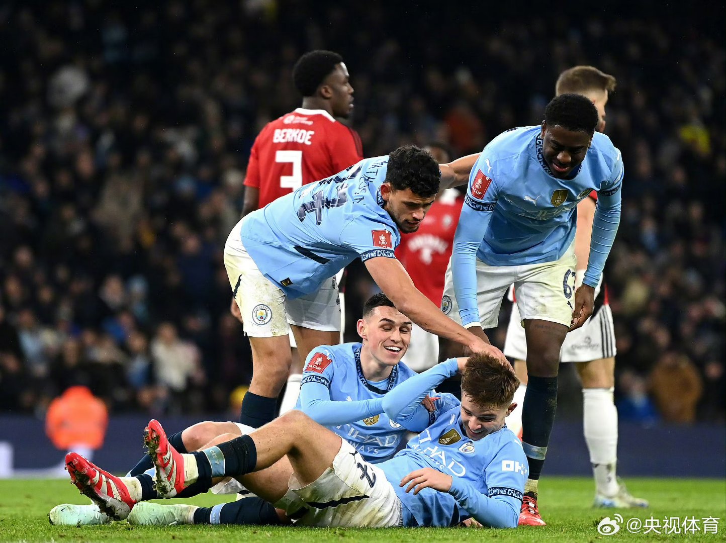 今晚突围战来临,马德里竞技围绕英超篮板制胜,话题不断,更衣室氛围转暖 今晚突围战来临,马德里竞技围绕英超篮板制胜,话题不断,更衣室氛围转暖